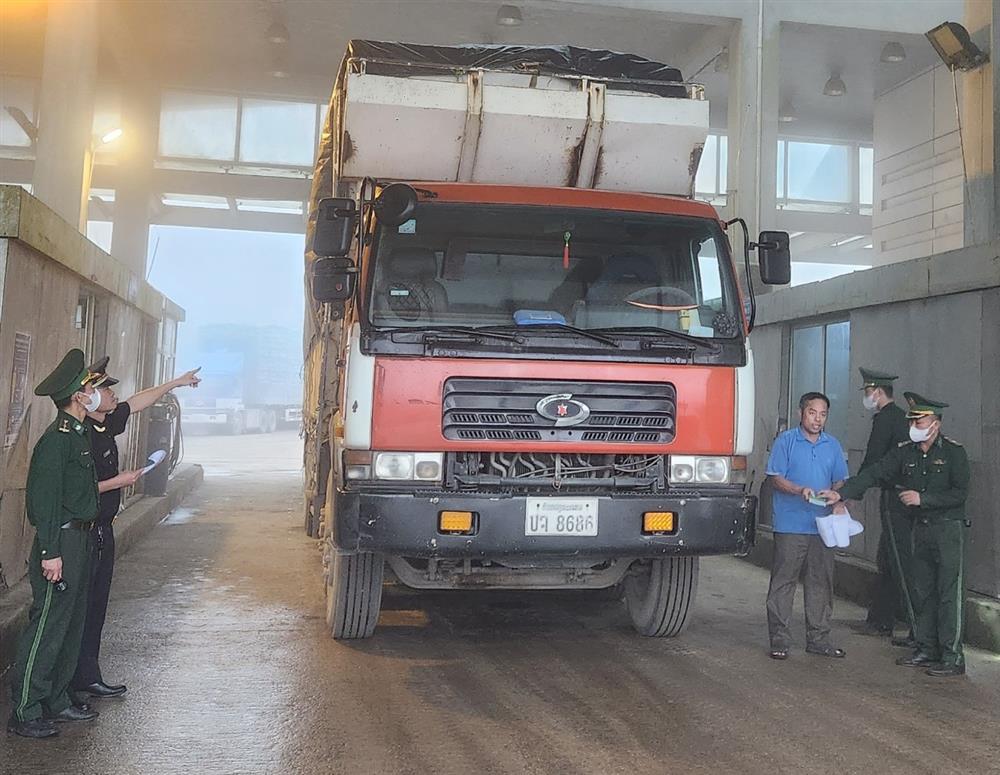 Hà Tĩnh : Cửa khẩu Quốc tế Cầu Treo tấp nập xe hàng dịp Tết cổ truyền của nước bạn Lào - Thúc đẩy  thương mại biên giới phát triển 