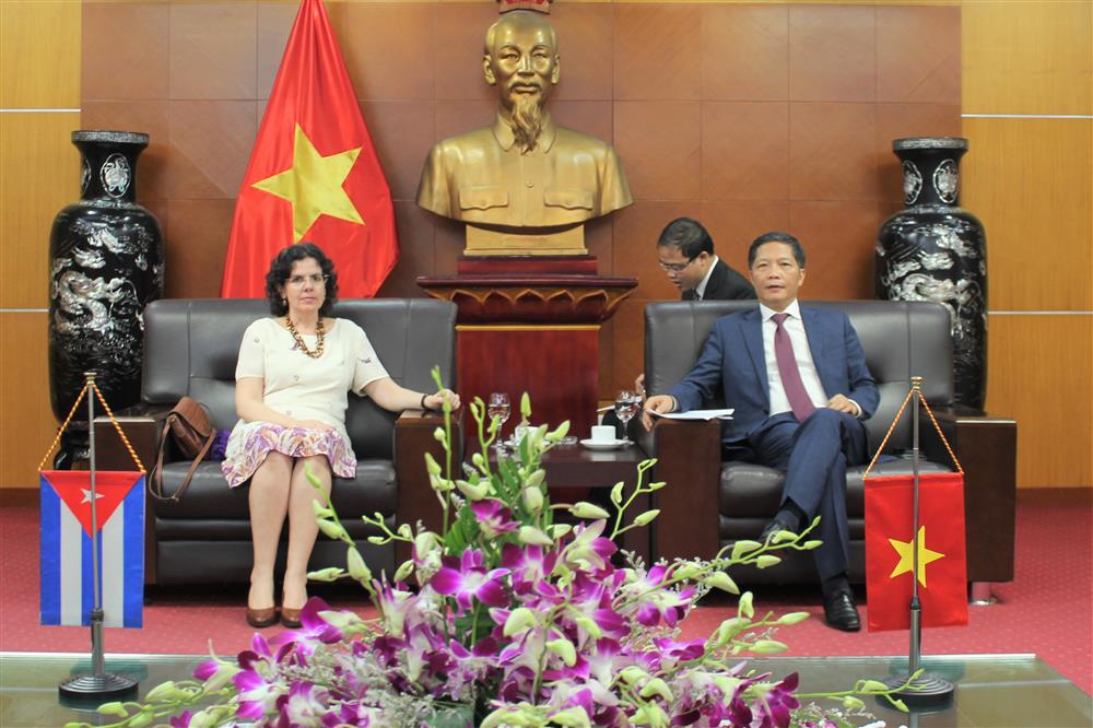 Bộ trưởng Trần Tuấn Anh tiếp Đại sứ Cuba tại Việt Nam