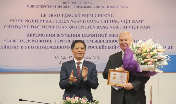 Bộ trưởng Bộ Công Thương trao Kỷ niệm chương cho Đại sứ đặc mệnh toàn quyền Liên bang Nga tại Việt Nam