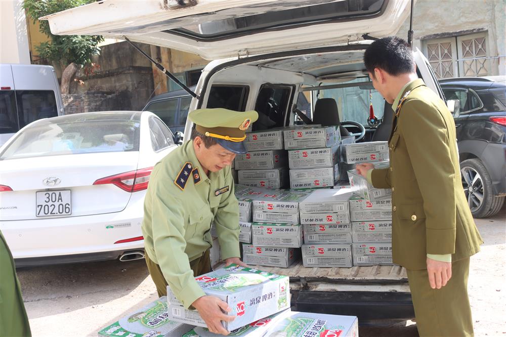 QLTT Lạng Sơn: Ngăn chặn 6.550 túi chân gà tẩm ướp gia vị cùng 950 lon bia Liquan nhập lậu