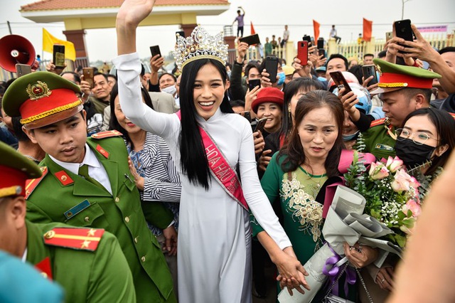 Người dân quê nhà chào đón tân hoa hậu Đỗ Thị Hà trở về
