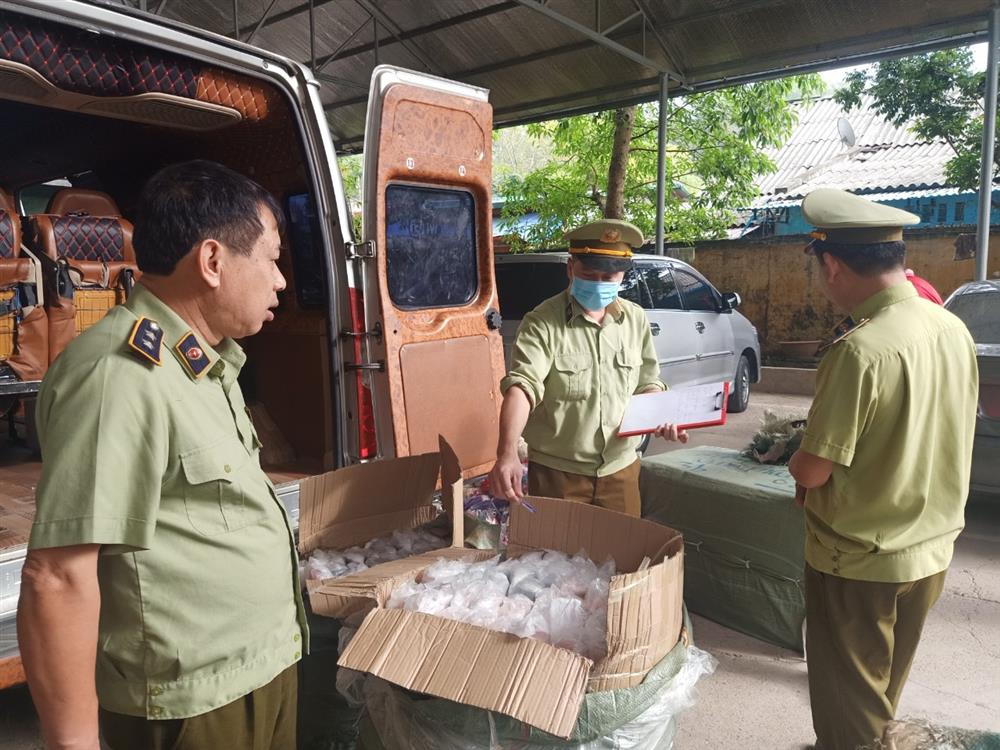 Lạng Sơn: Liên tiếp bắt 3 xe ô tô vận chuyển hàng lậu trị giá hàng trăm triệu đồng