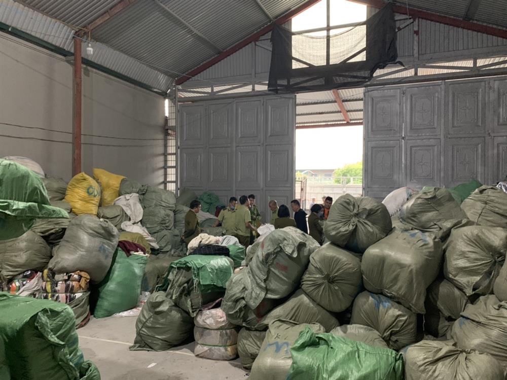Quảng Ninh: Ngăn chặn 28,3 tấn quần áo 