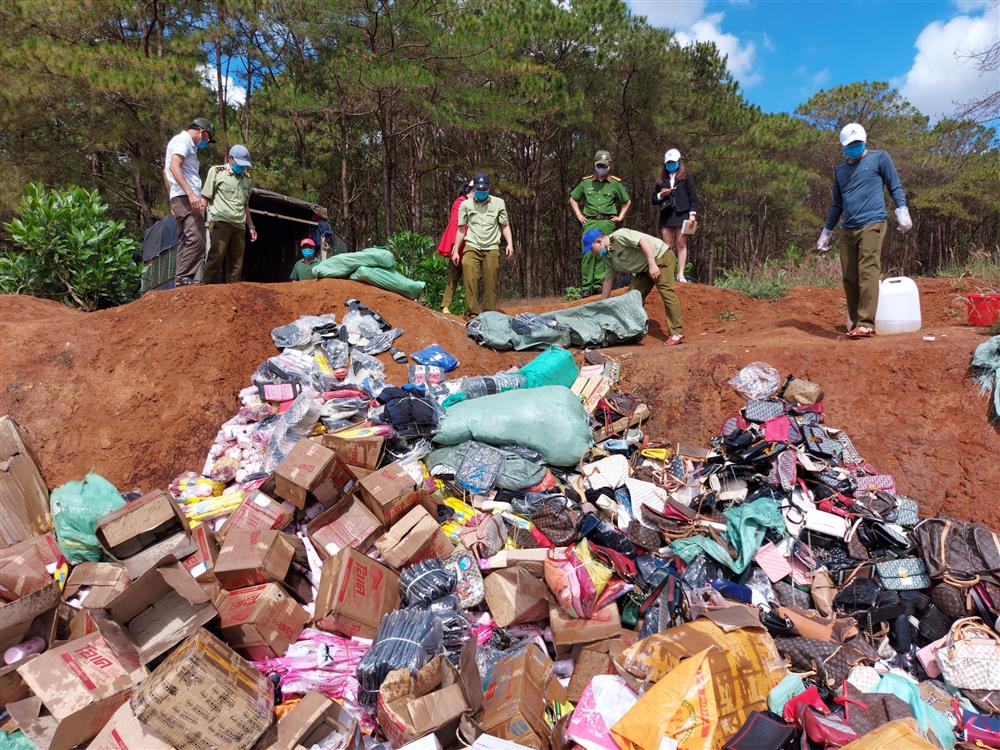 Gia Lai: Tổ chức tiêu hủy 4,5 tấn hàng hóa không đủ điều kiện lưu thông và gần 5.000 quyển sách giáo khoa giả