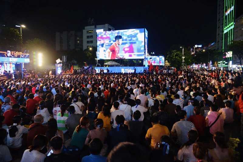 Hàng nghìn CĐV “cháy hết mình” trên phố đi bộ cổ vũ cho U23 Việt Nam