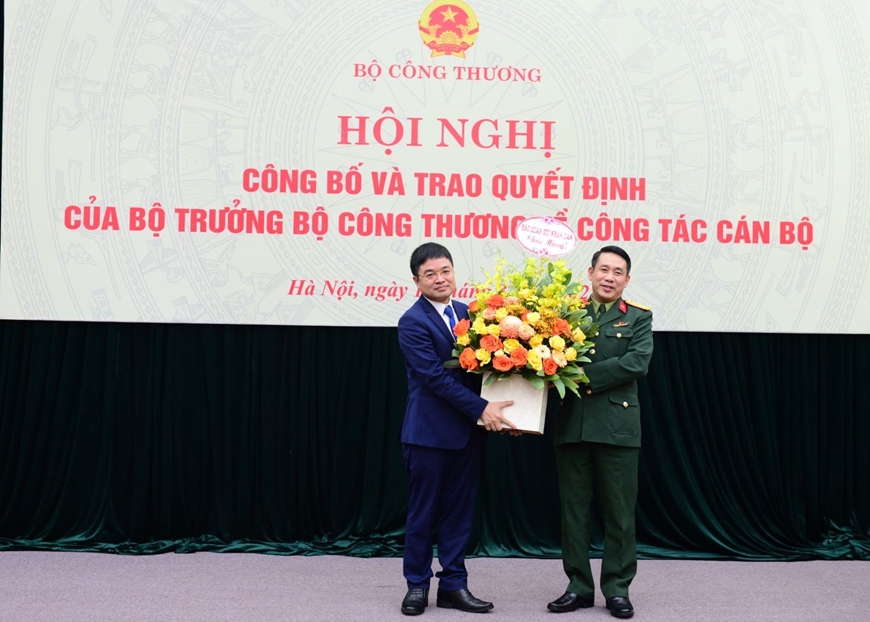 Ph&oacute; Tổng bi&ecirc;n tập B&aacute;o Qu&acirc;n đội nh&acirc;n d&acirc;n Ng&ocirc; Anh Thu tặng hoa ch&uacute;c mừng t&acirc;n Ph&oacute; Tổng Bi&ecirc;n tập B&aacute;o C&ocirc;ng Thương Nguyễn Văn Minh. (Ảnh: B&aacute;o QĐND)