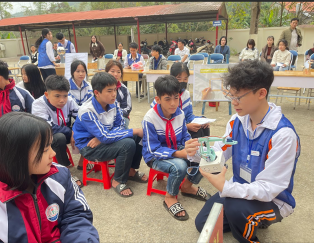 STEMBridge Vietnam mang khoa học đến với học sinh vùng cao Quan Sơn