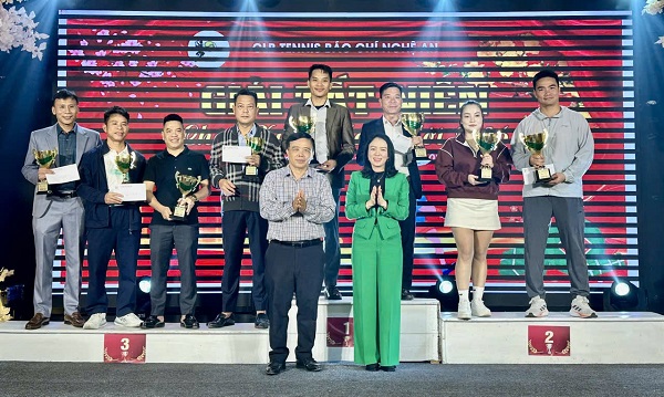 CLB Tennis Báo chí Nghệ An được vinh danh vì phát triển phong trào quần vợt