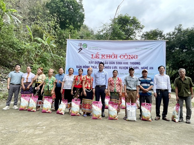 Câu lạc bộ Tennis báo chí Nghệ An khởi công xây dựng cầu dân sinh Khe Thoong huyện Biên giới Kỳ Sơn