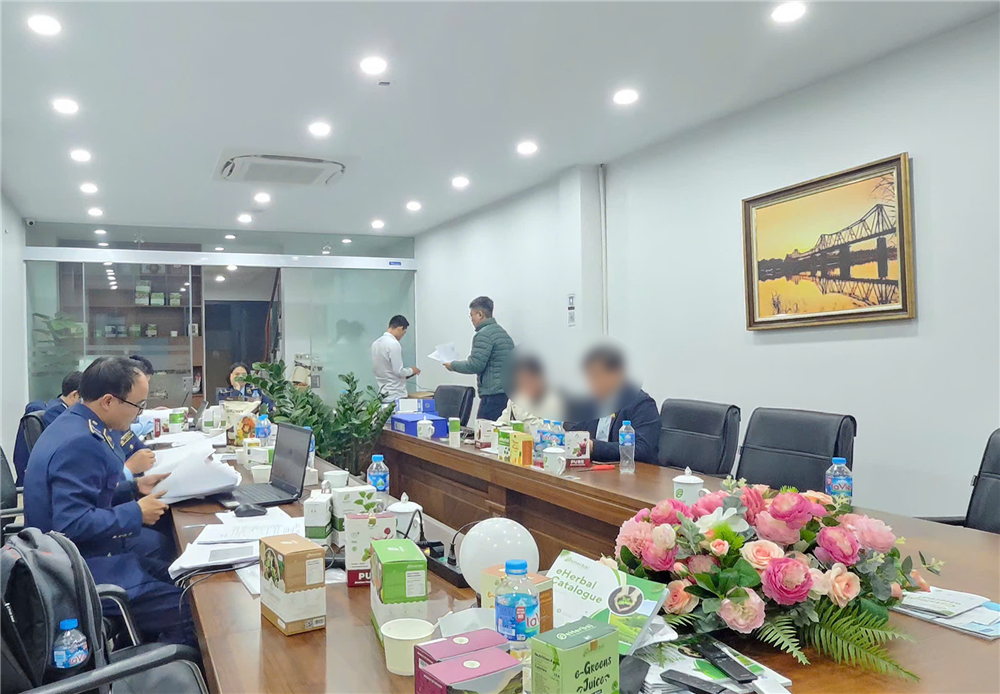 Tiêu hủy gần 76.000 hộp bột rau vi phạm, tăng cường bảo vệ quyền lợi người tiêu dùng