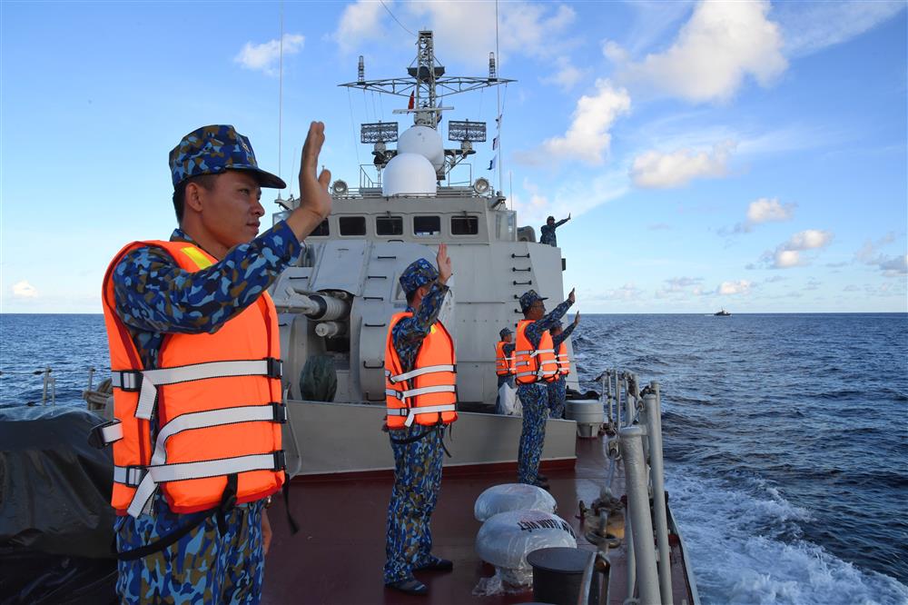 Hải qu&acirc;n hai nước ch&agrave;o tạm biệt sau khi kết th&uacute;c tuần tra chung