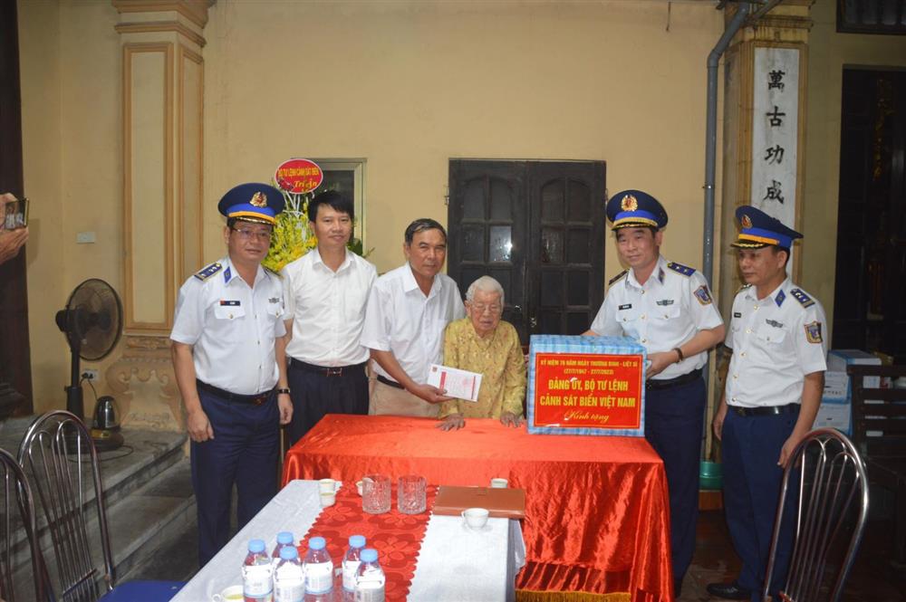 Bộ Tư lệnh Cảnh sát biển thăm, tặng quà các gia đình chính sách tại Hải Phòng