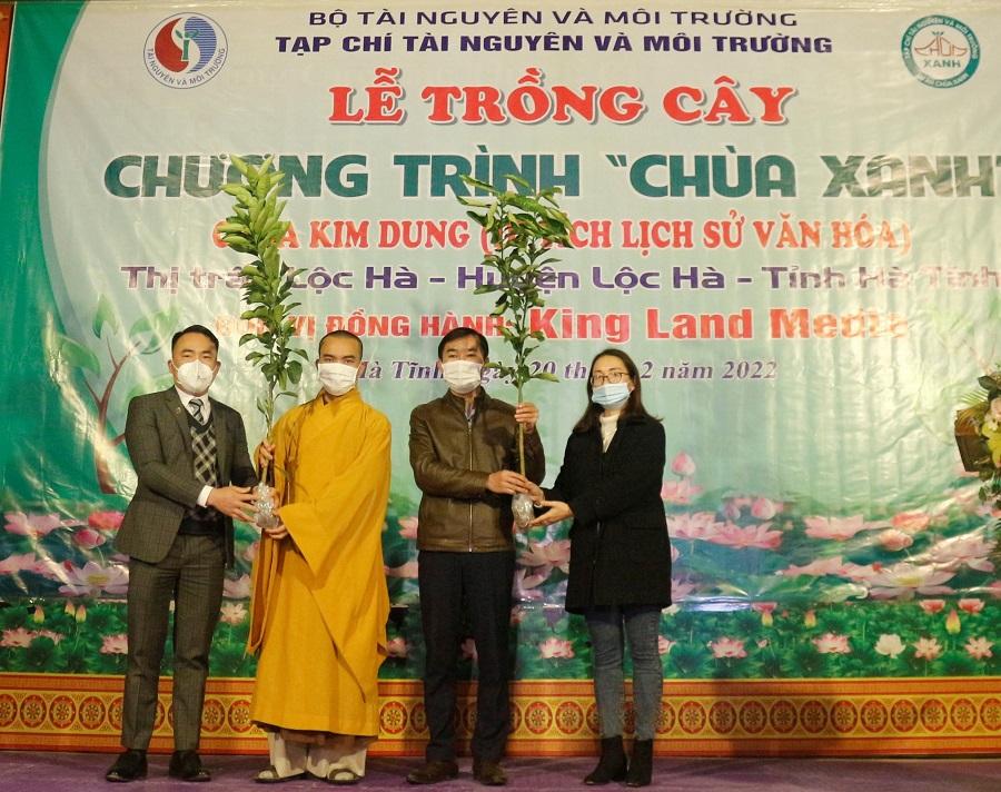 Tạp ch&iacute; T&agrave;i nguy&ecirc;n v&agrave; M&ocirc;i trường trồng 1005 c&acirc;y xanh tại ch&ugrave;a Kim Dung, H&agrave; Tĩnh