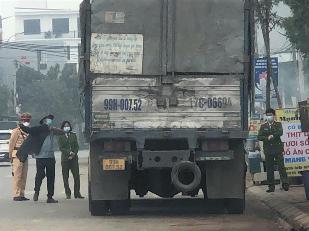Bắt xe chở chất thải công nghiệp nguy hại tại huyện Yên Phong, Bắc Ninh