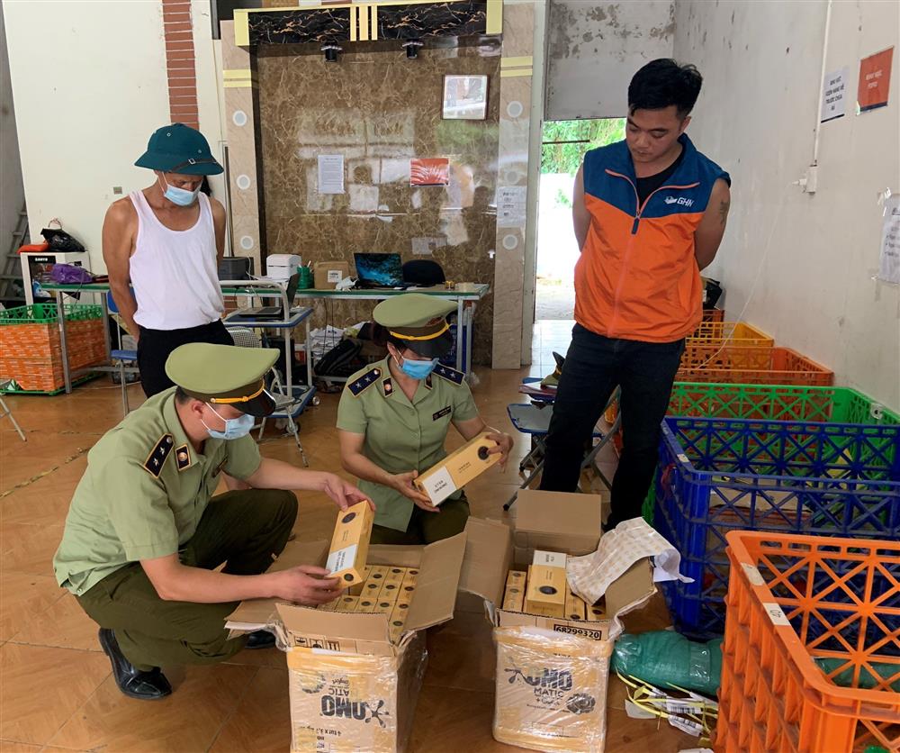 Cục QLTT Hà Giang kiểm tra, phát hiện hàng cấm tại một đơn vị bưu chính