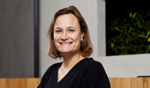 Gillian Tans - hạng 43: CEO người Hà Lan chịu trách nhiệm về chiến lược và hoạt động toàn cầu của Booking.com. Booking.com hiện có hơn 17.000 nhân viên ở 198 văn phòng tại 70 quốc gia trên toàn thế giới.