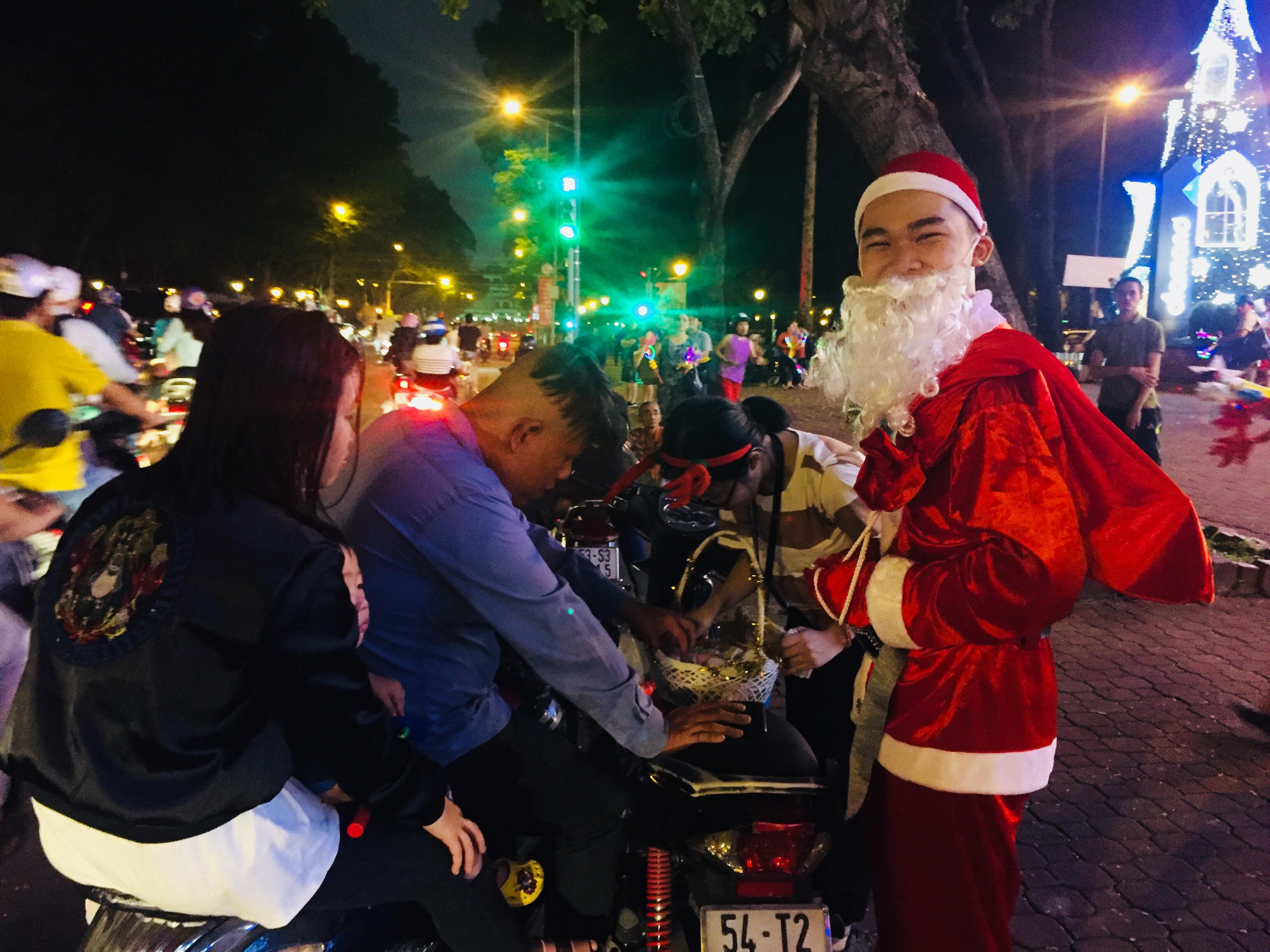 Dịch vụ ông già Noel đắt khách, sinh viên tranh thủ kiếm tiền triệu