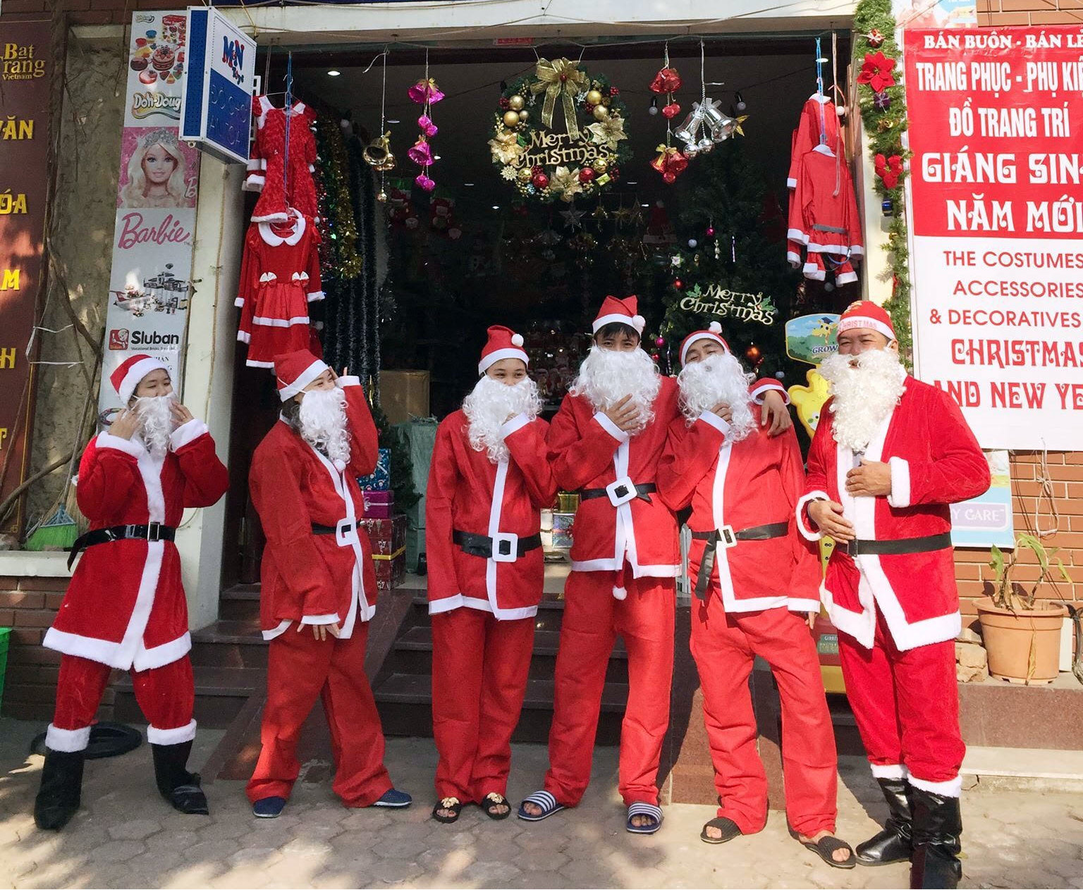 Dịch vụ ông già Noel đắt khách, sinh viên tranh thủ kiếm tiền triệu