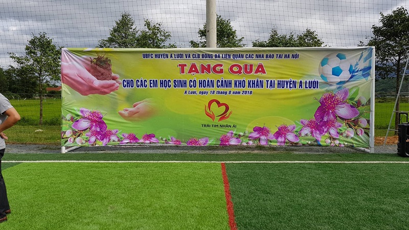 CLB bóng đá liên quân các Nhà báo tại HN tặng quà cho học sinh nghèo tại huyện A Lưới