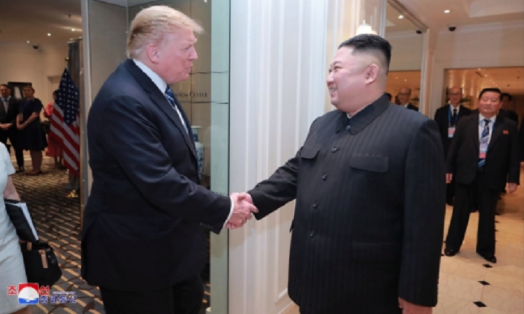 Tổng thống Mỹ Donald Trump và Chủ tịch Triều Tiên Kim Jong-un bắt tay tại khách sạn Metropole, Hà Nội. Ảnh: KCNA.
