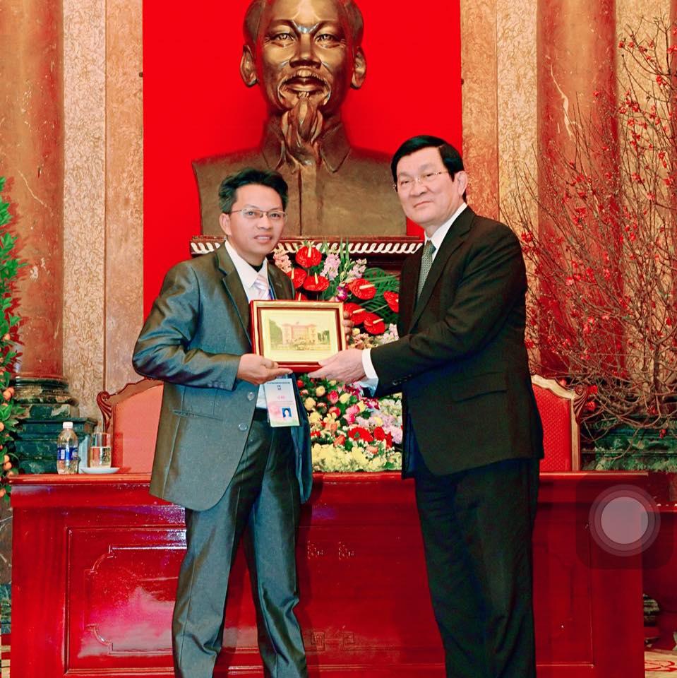 Trong hình ảnh có thể có: 3 người, trong nhà