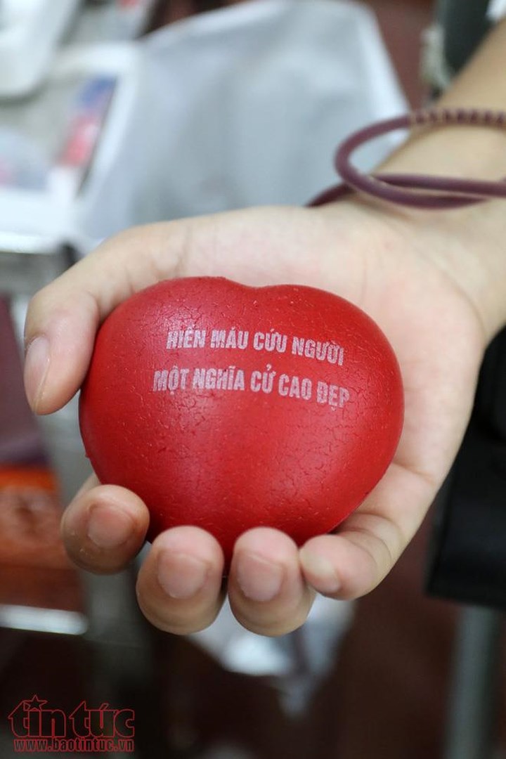 Cựu học sinh trường Việt Đức, Hà Nội hiến máu cứu người