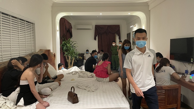 Nam Định: PC04 đột kích khách sạn giữa đại dịch, phát hiện nhiều nam nữ 'phê' ma túy