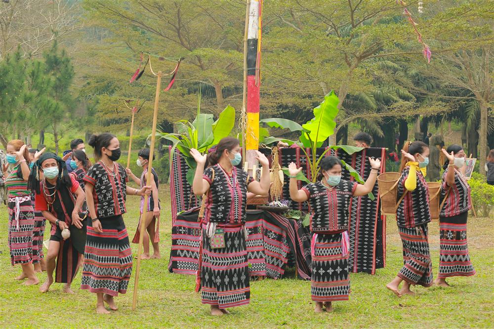 Múa Răm A Zut - điệu múa mừng Lễ hội và đón khách của dân tộc Tà Ôi.