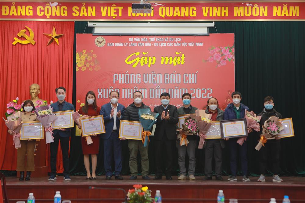 Lãnh đạo Ban Quản lý Làng Văn hóa - Du lịch Việt Nam tặng giấy khen cho các nhà báo, phóng viên đã thông tin xuất sắc trong năm 2021.