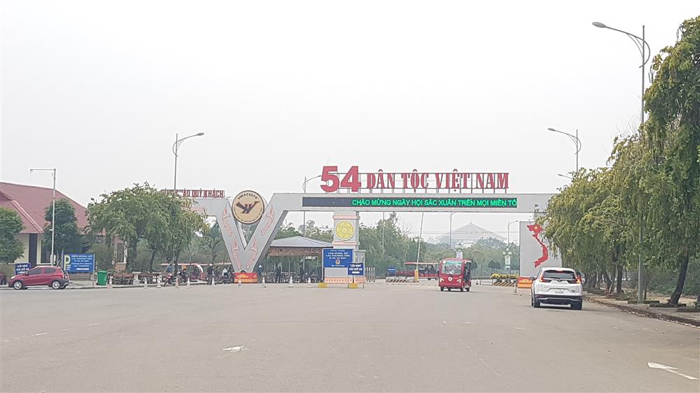 Cổng vào Làng Văn hóa - Du lịch các dân tộc Việt Nam.