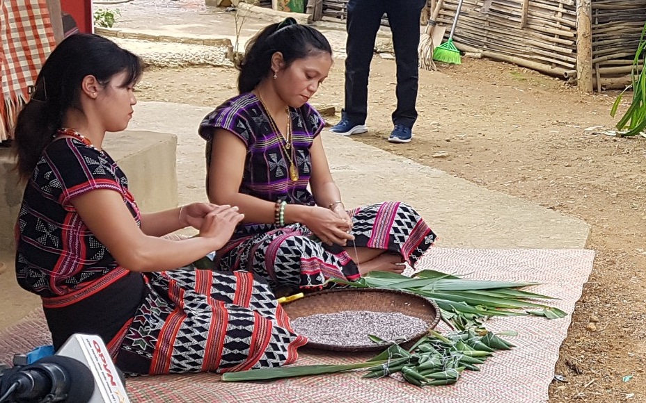 Các cô gái dân tộc Tà Ôi làm bánh A Quát - bánh tình yêu dành cho nhà Lễ hội. 