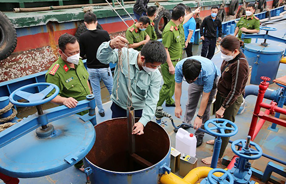 Nghệ An: Phát hiện 1 nghìn lít xăng E5 không có hóa đơn chứng từ trên biển Cửa Lò