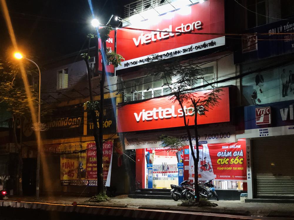 Cầu Giấy – Hà Nội: Bất tuân Chỉ thị, Viettel Store ngang nhiên mở cửa bán hàng