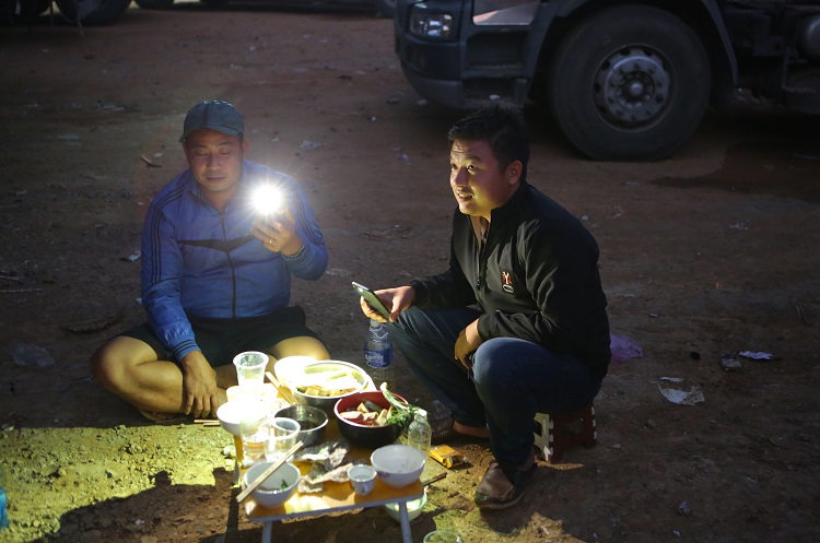 Ùn ứ nông sản tại Lạng Sơn: Cảnh sống người lái xe lái đường dài