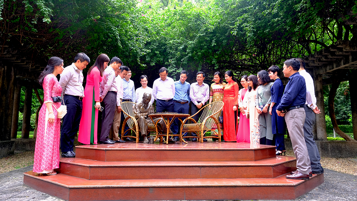 Đảng ủy Tổng cục Du lịch tổ chức Lễ dâng hương ở Khu di tích Chủ tịch Hồ Chí Minh tại Phủ Chủ tịch nhân dịp Kỷ niệm 132 năm ngày sinh của Bác