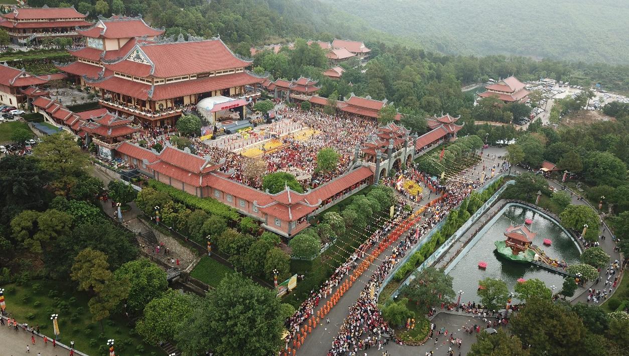 Hàng vạn lượt người hành hương về chùa Ba Vàng tham dự đại lễ Phật Đản