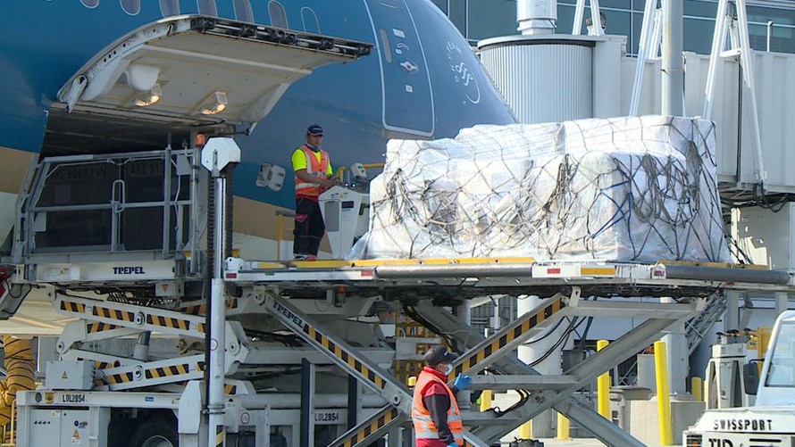 Chuyến bay chở 6,2 tấn trang thiết bị, vật tư y tế bay thẳng từ Mỹ về Việt Nam