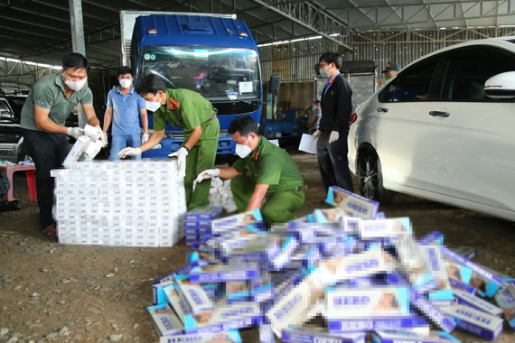 Bắt quả tang hơn 11.000 bao thuốc lá lậu trong thùng khẩu trang y tế